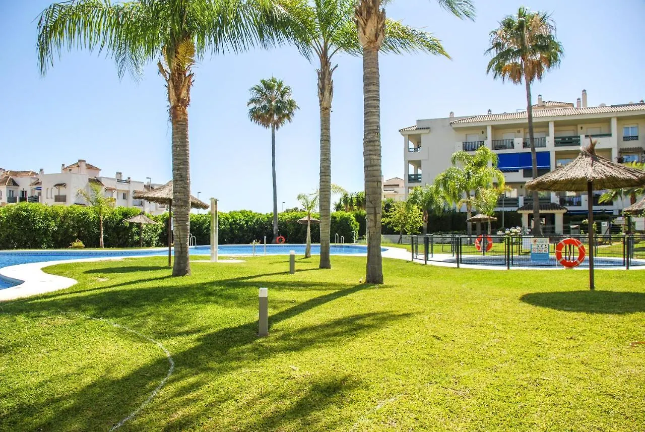 Great 2 Bedroom Apartment Near Puerto Banus 마르베야