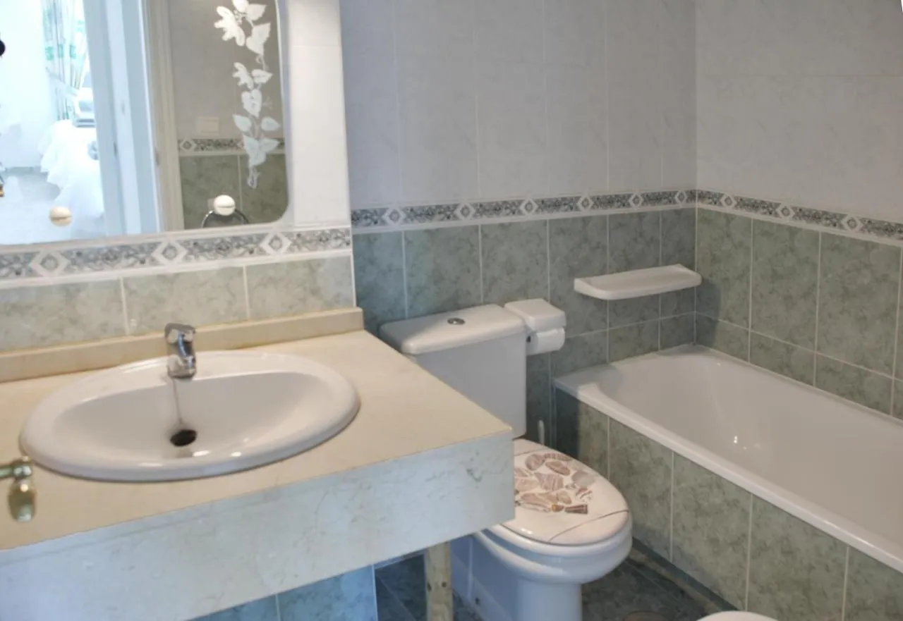 Great 2 Bedroom Apartment Near Puerto Banus 마르베야 0*,  스페인
